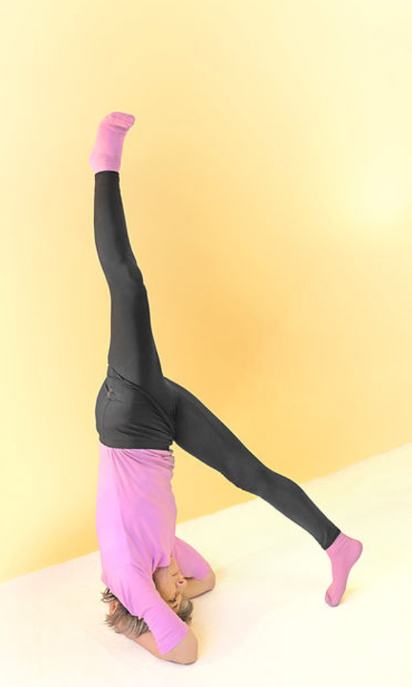 Kopfstand mit Beinabsenkung - eka pada śīrṣāsana